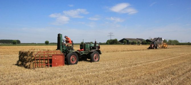 International 1055 en Welger AP830 – Eager Beaver lader
